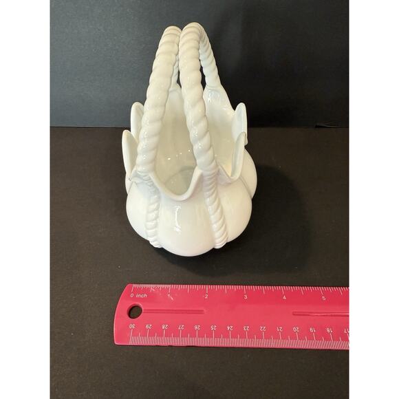 Maryland China White Porcelain Rope Handle Basket Vase Scalloped Edge Taiwan - Picture 4 of 7